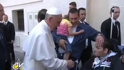 Papa Francisco I realiza un polémico exorcismo en público [21-05-2013]