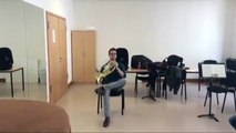 Ce musicien jouant du cor d’harmonie a trouvé un partenaire improbable pour l’accompagner