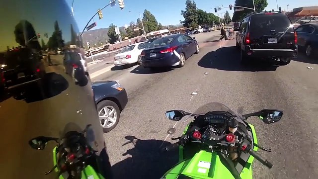 Un motard percute une voiture alors qu’il roulait à 130 km/h en ville