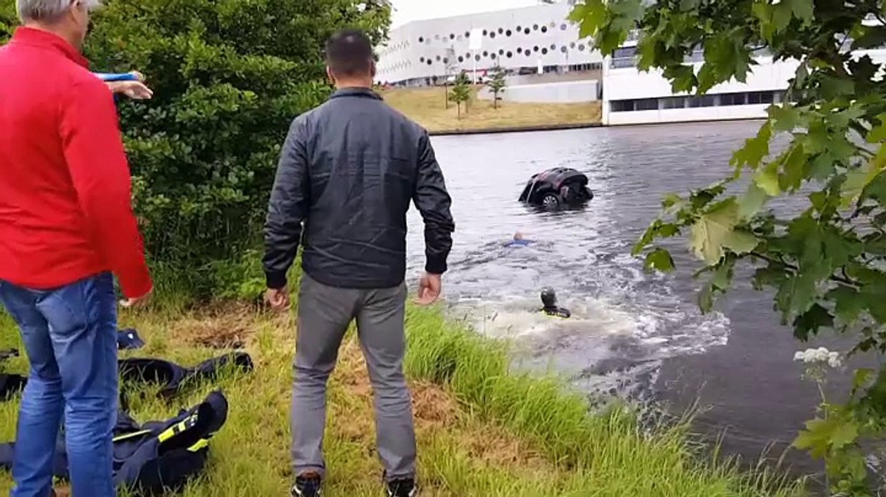 Auto te water bij de Euroborg Groningen - RTV Noord