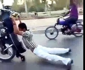 Download Video: One Wheeling Craze In Pakistan - Pakistani Bikers Wheeling On The Streets