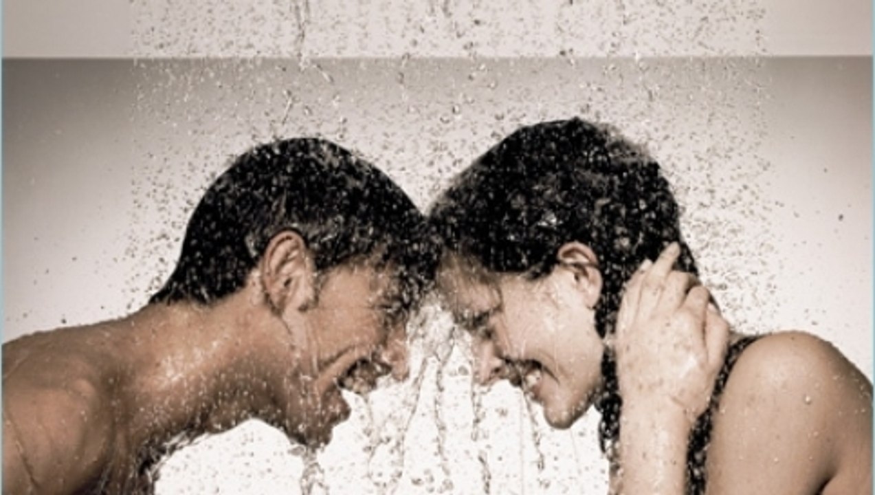 كيف يكون الاستحمام بين الزوجين وماهي فوائده