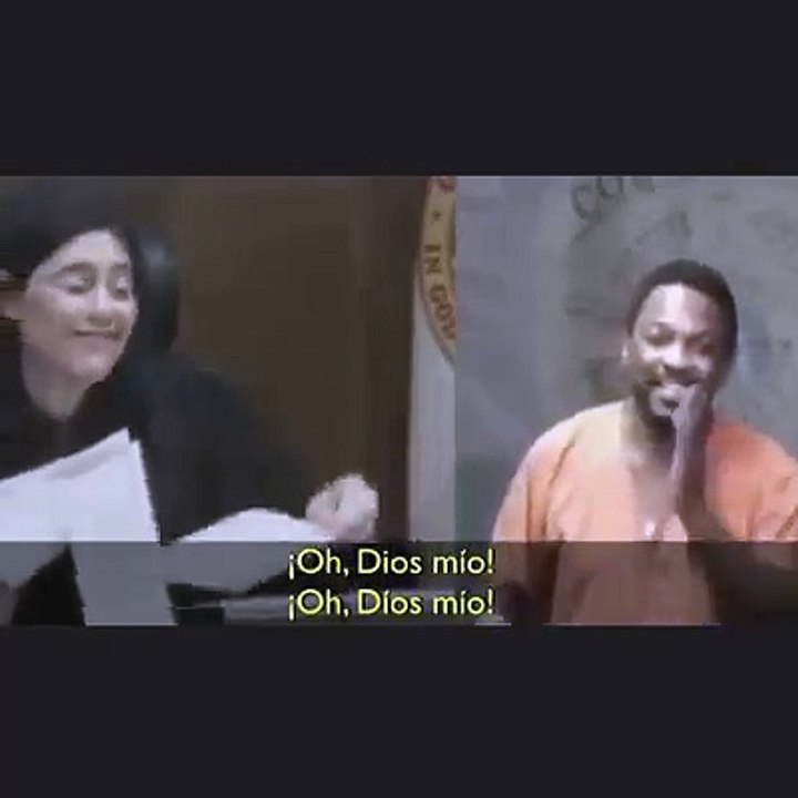 Jueza reconoce a su amigo de la infancia durante sentencia.