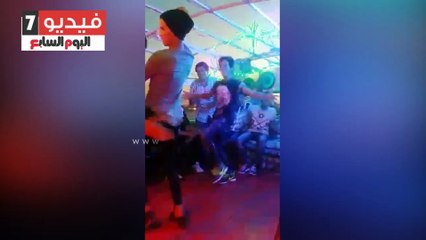بالفيديو .. شاب ينافس "صافيناز" فى الرقص بأحد المراكب احتفالاً بالعيد