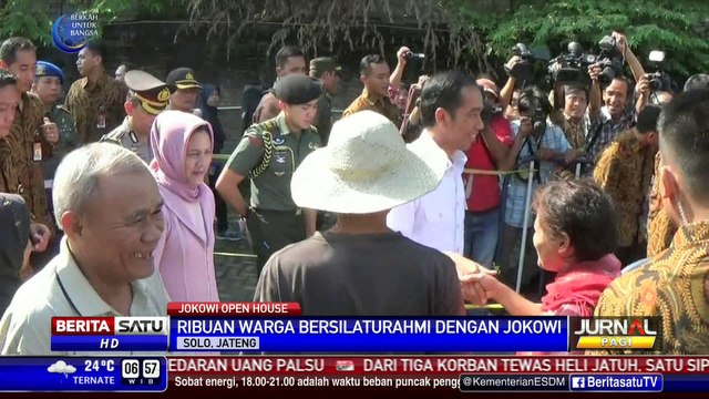 Warga Solo Saling Dorong Saat Jokowi Bagikan Sembako