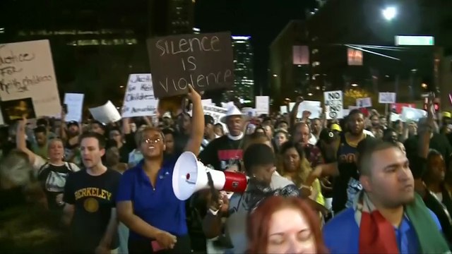 Phoenix police use pepper spray on protesters