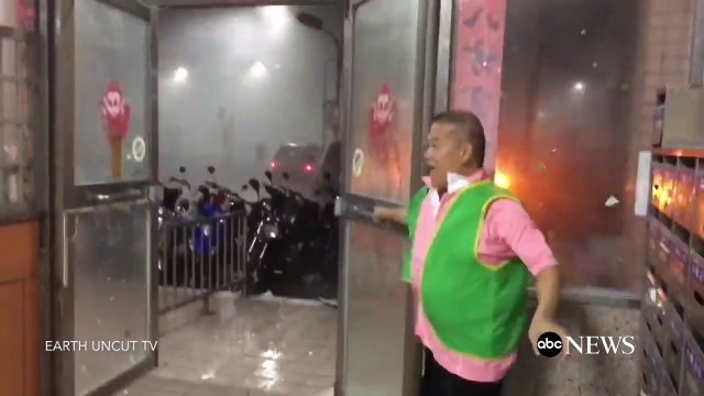 Il vaut mieux laisser les portes fermées là! Vent violent