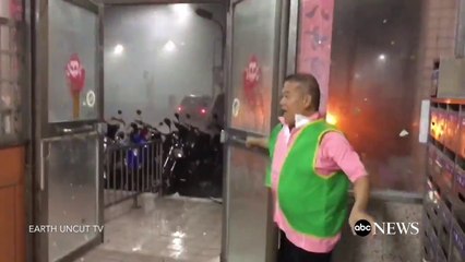 Il vaut mieux laisser les portes fermées là! Vent violent