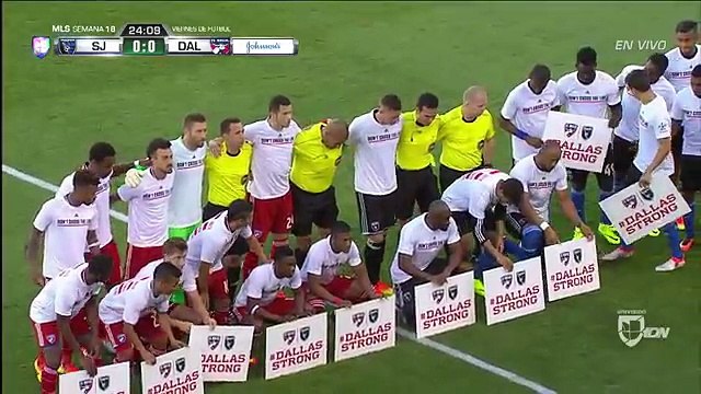 Jugadores del FC Dallas y del SJ Earthquakes se unieron en apoyo a Dallas
