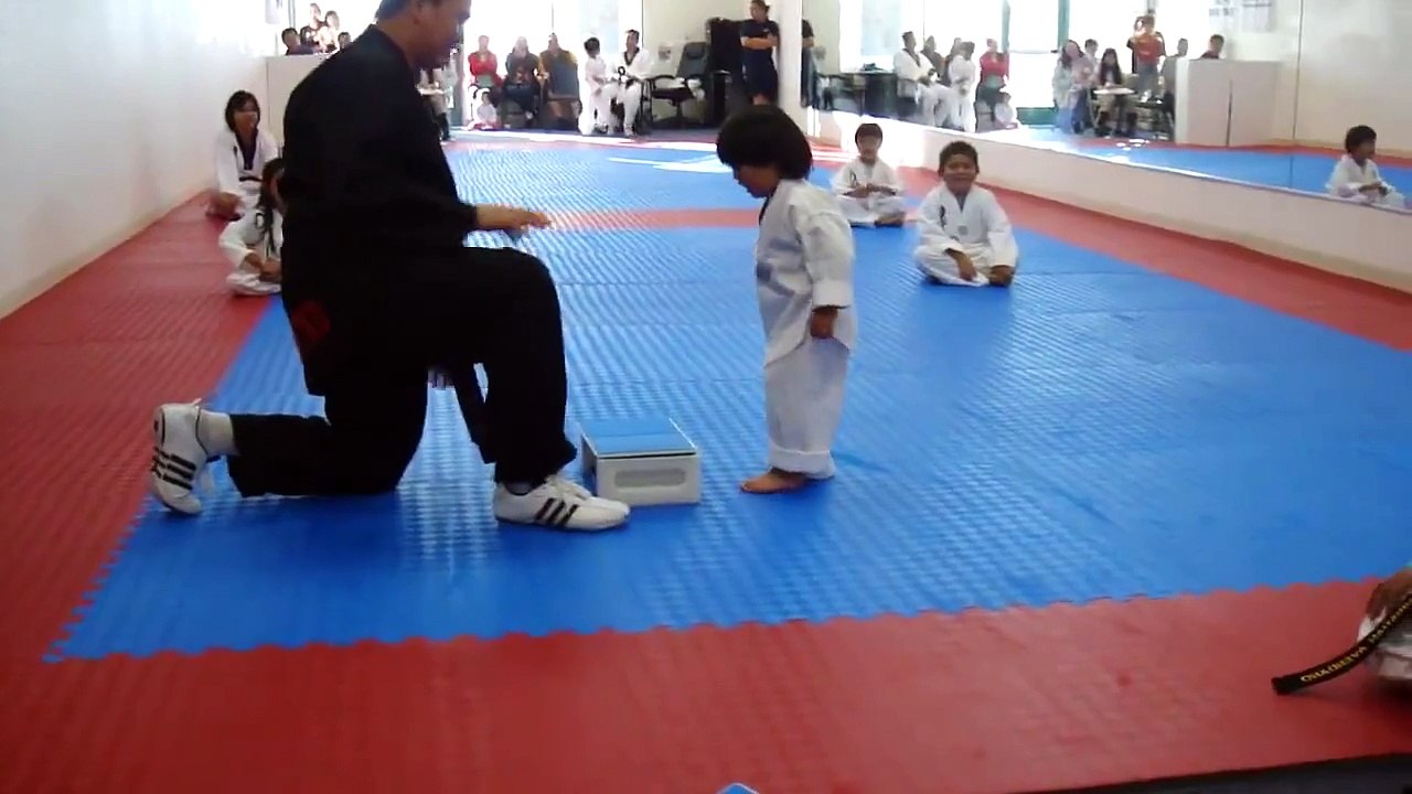 Экзамен на белый пояс юного тхэквондиста. Готовьтесь посмеяться от души!