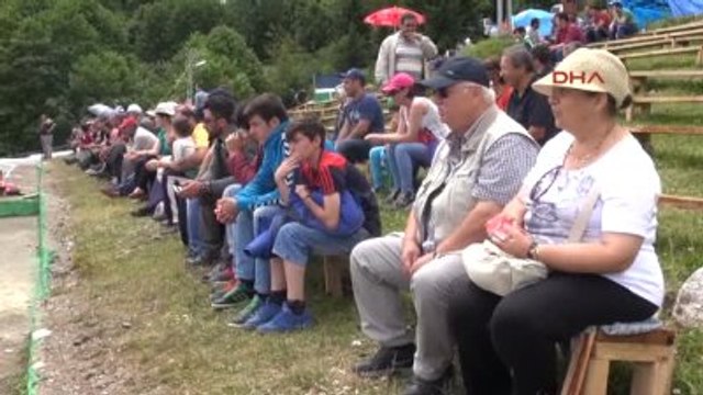 Artvin Kafkasör Yaylası'nda Boğa Güreşleri Nefes Kesti-1