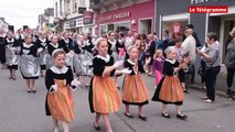 Carhaix (29). La foule pour le défilé de Bagadañs