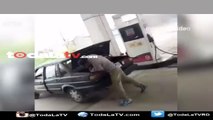 Hombre mete a esposa en cajuela de auto; lo que hace después es repudiable-Video