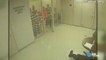 Un gardien de prison en pleine crise cardiaque aidé par des prisonniers qui défoncent leur cellule pour le sauver