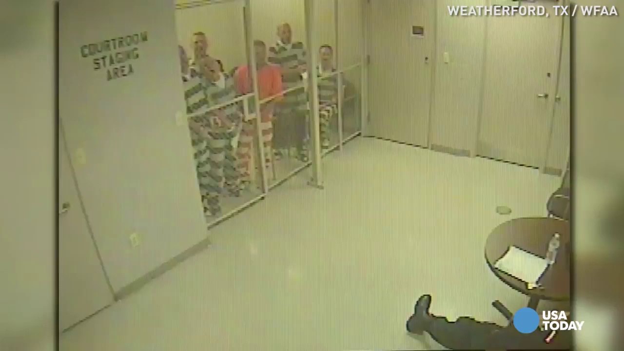 Un gardien de prison en pleine crise cardiaque aidé par des prisonniers qui défoncent leur cellule pour le sauver