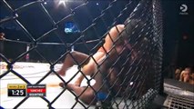 Ce combattant MMA demande à sa maman de se taire alors qu'il est en plein combat!