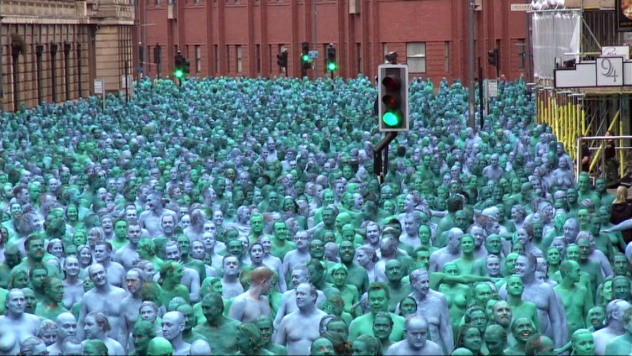 Thousands strip naked and go blue in Hull