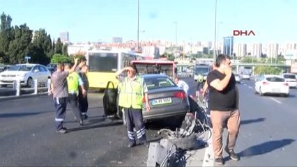 Otomobil Metrobüs Yoluna Daldı. Seferler Kontröllü Olarak Yapıldı
