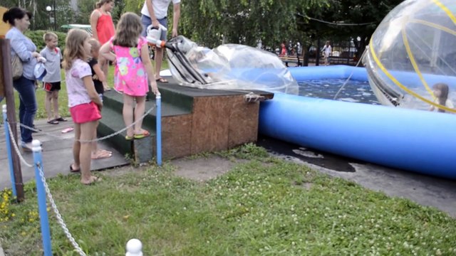 Гигантские Шары на Воде ✽ Развлечения для Детей