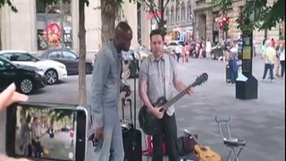 Seal cantando com cantor de rua