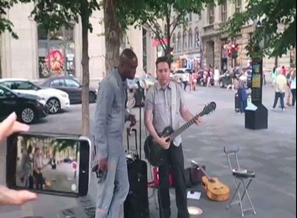 Seal cantando com cantor de rua