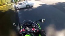 Un motard percute de plein fouet une voiture