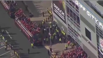 200,000 Fans met Wales in Cardiff. Wales Team EURO 2016 Bus Parade | 08.07.2016