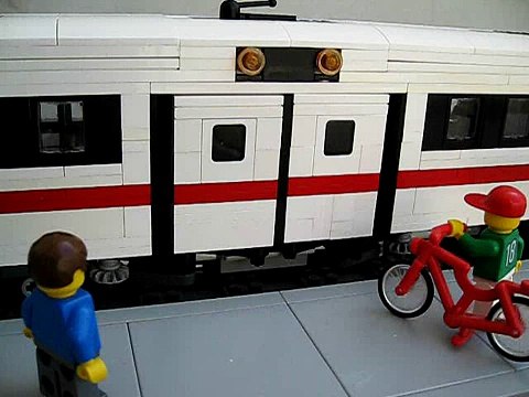 LEGO Power Functions Commuter Train with automatic sliding doors 1