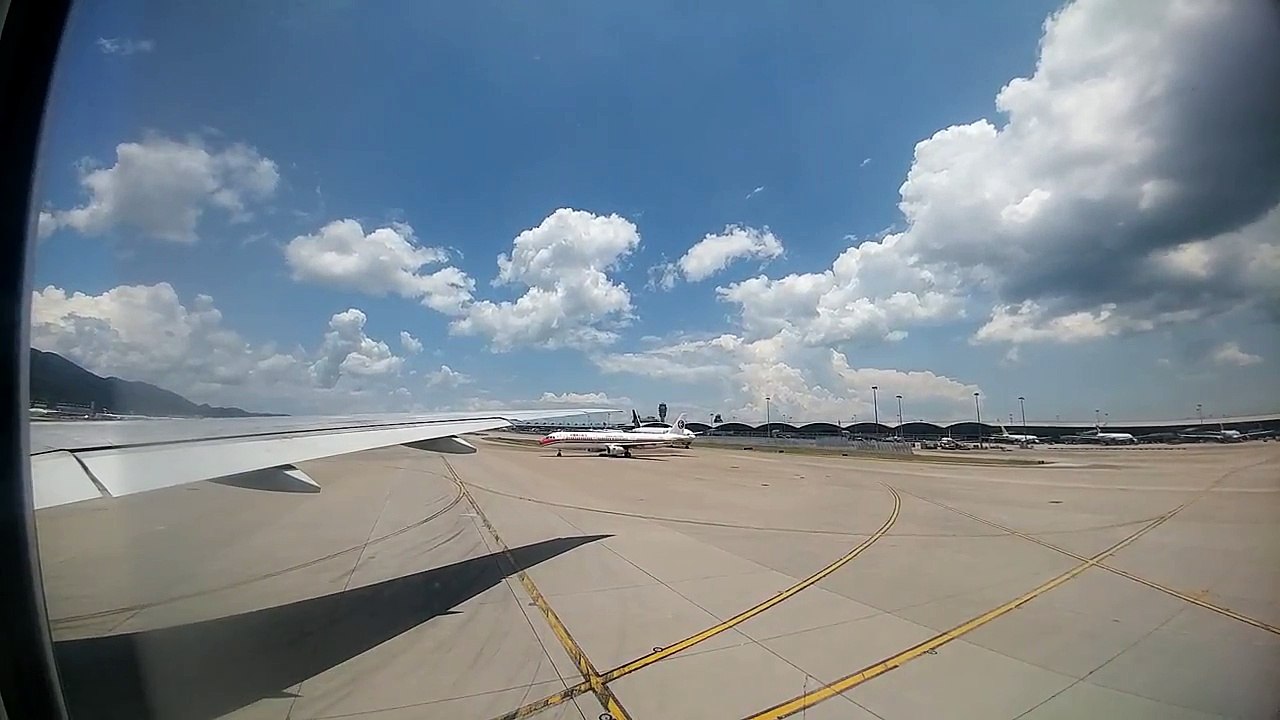 Cathay Pacific Takeoff 777 300-er HONG KONG