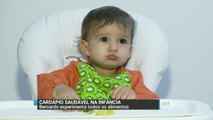 Vídeos mostram reações de bebê ao experimentar alimentos diferentes