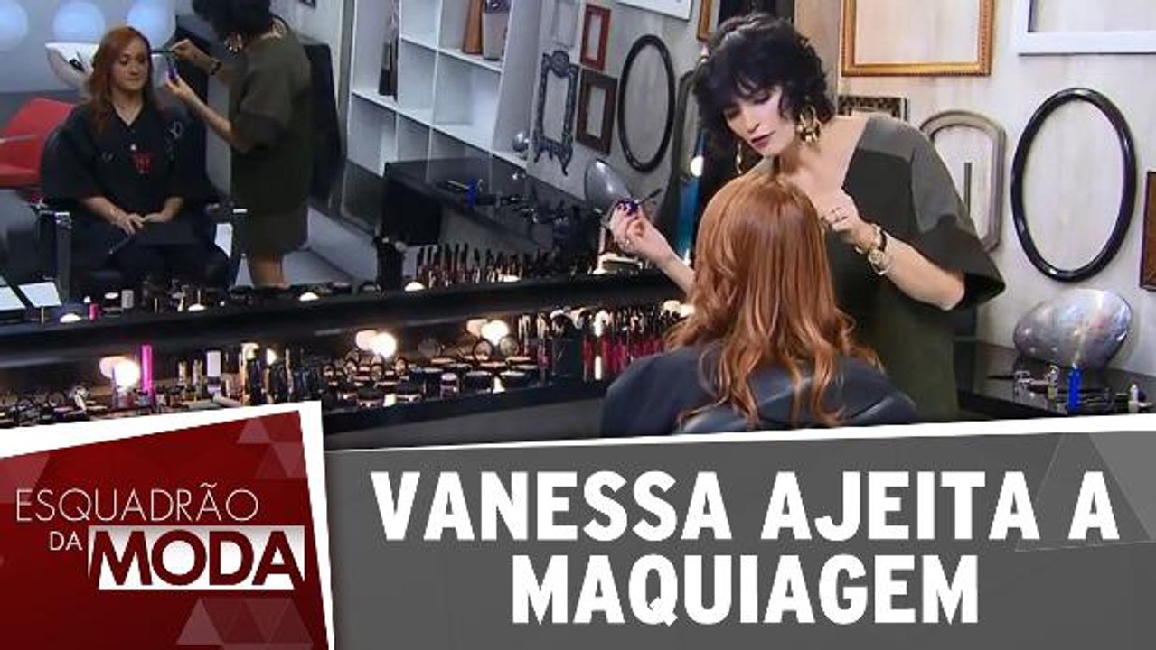 Vanessa Rozan resolve a maquiagem da abordada