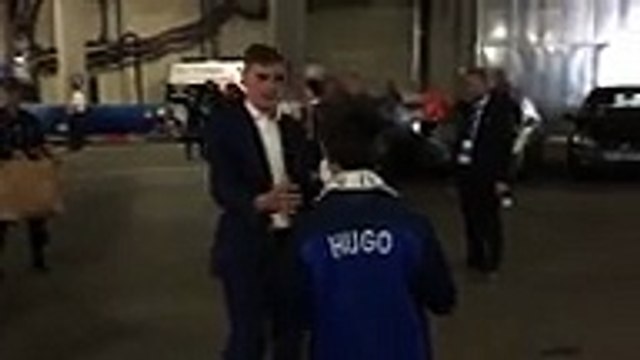 Pour rendre hommage au fis du policier assassiné à Magnanville lors du match france-irelande Antoine Griezmann lui offre