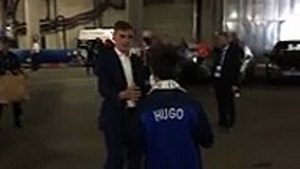 Pour rendre hommage au fis du policier assassiné à Magnanville lors du match france-irelande Antoine Griezmann lui offre