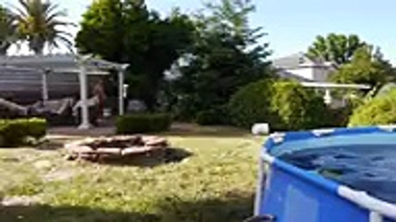 Ce jeune homme remplit sa piscine de 5 678 litres de Coca-Cola et se baigne dedans !