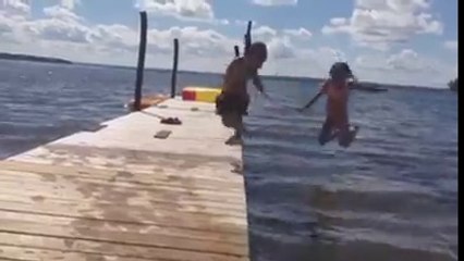 Compilation de chutes dans l'eau. LOL