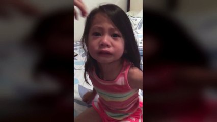 Une petite fille pleure car sa grande sœur à ses règles.