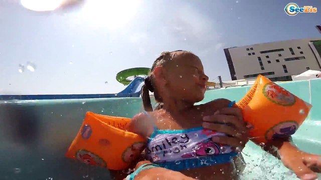 Хелло Китти и Ярослава катаются на Водных Горках и делают Огромную Снежинку - Видео для детей