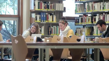 Regarder un film porno en public (Prank)