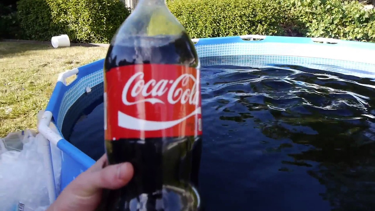 Se baigner dans une piscine remplie de 5600 litres de Coca-Cola