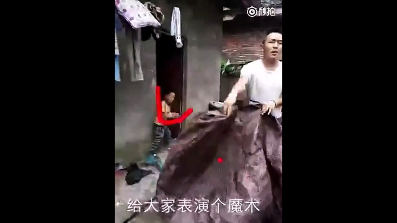 On appelle ça un tour de magie raté - Fail énorme en essayant de disparaitre