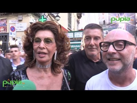 Sfilata di Dolce e Gabbana nel cuore di Napoli, protagonista Sophia Loren - Pupia.tv