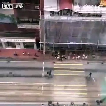 Le mari de cette femme rentre plus tôt du bureau, son amant est obligé de faire ça !