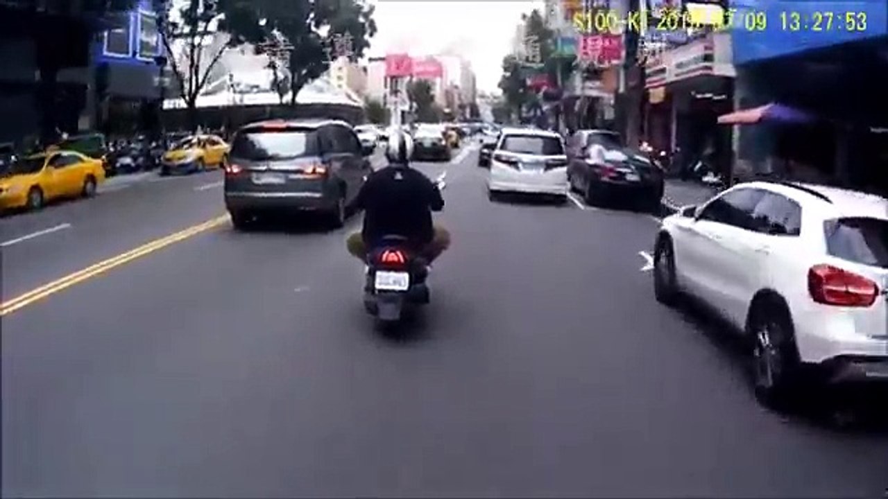 Régis aide aide un scooteriste qu'il vient de faire tomber