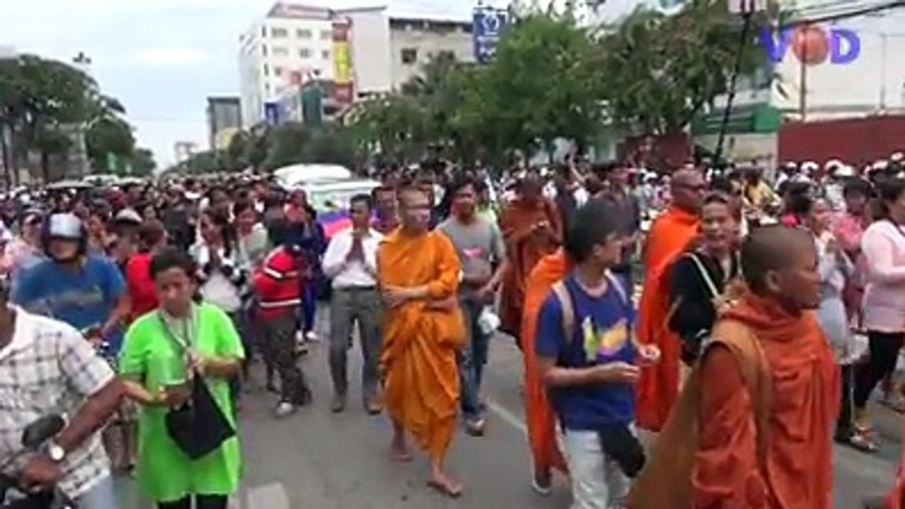 Cambodia News ពលរដ្ឋរាប់ពាន់នាក់ចូលរួមដង្ហែសព និងកាន់ទុក្ខនៃការបាញ់សម្លាប់លោ... ពលរដ្ឋរាប់ពាន់នាក់ចូលរួមដង្ហែសព និងកាន់ទ