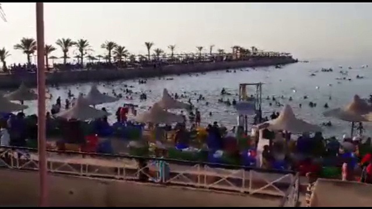 إقبال كبير بعد العيد على شواطئ البحر الأحمر للهروب من الحرارة المرتفعة
