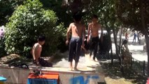 Sıcaktan Bunalan Çocuklar Süs Havuzlarında Serinledi