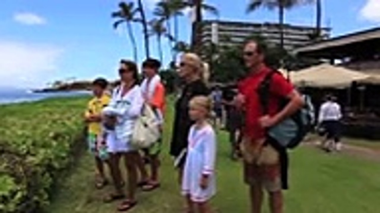Tout à coup à leur grande surprise deux femmes se mettent a danser pendant qu'ils sont tranquilles à la plage
