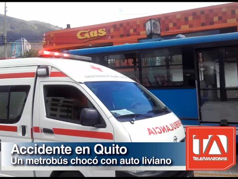 Accidente de tránsito entre un Metrobus y un vehículo liviano en Quito