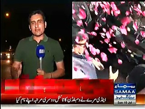 Sheikh Rasheed kisses Tahir Qadri while welcoming him in Rawalpindi