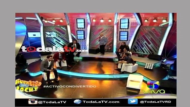 Comedy club contando chistes en Divertido con Jochy-Video